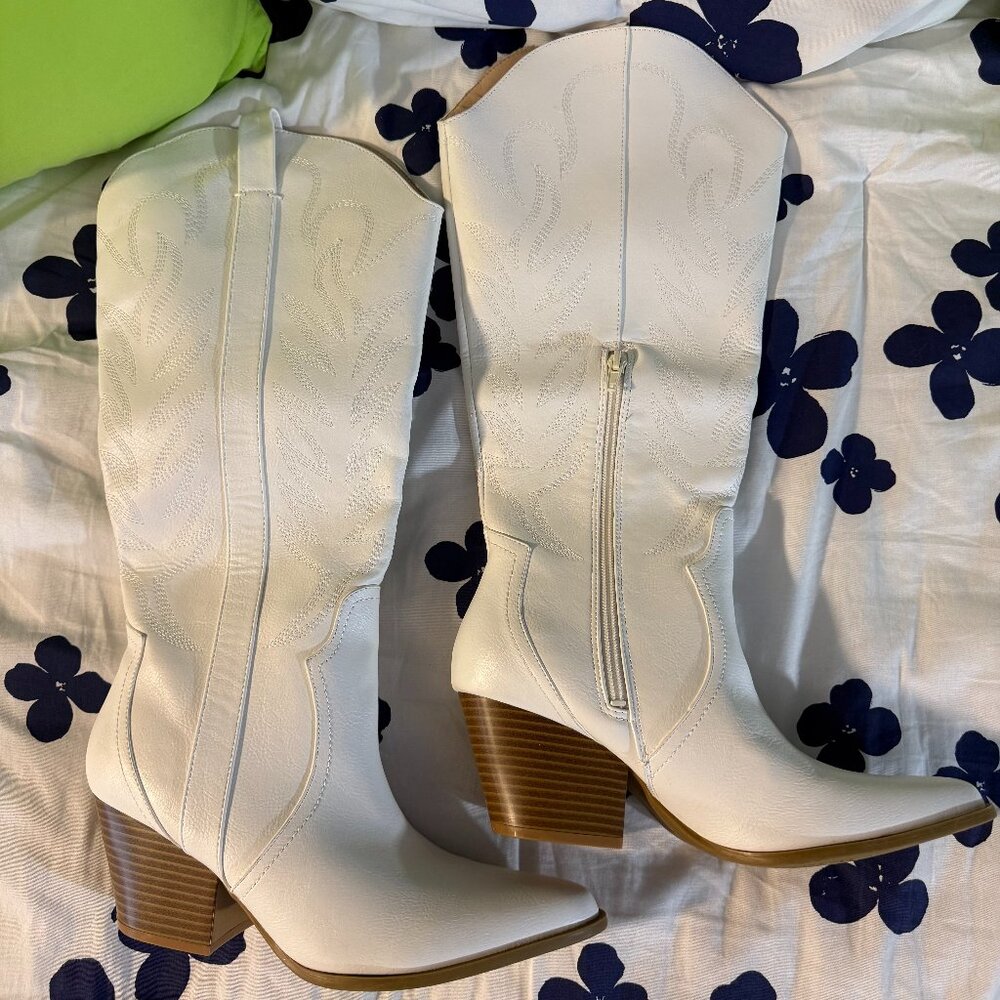 NEW - Arromic Cowboy Boots - Size 9 (No Box)